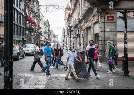 La gente messicana che indossa maschere facciali ha vissuto quotidianamente nei mercati e nelle strade di Puebla, in Messico, il 19 agosto 2021, mentre i casi di coronavirus sono saliti a causa della variante Delta. (Foto di Diego Cupolo/NurPhoto) Foto Stock