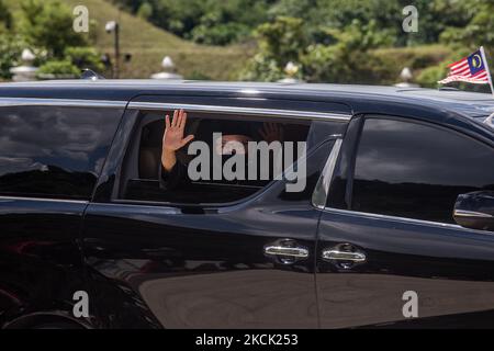 Il nuovo primo ministro malese Ismail Sabri Yaakob si alza da un'auto, mentre parte dopo la cerimonia di inaugurazione, a Kuala Lumpur, Malesia, il 21 agosto 2021. (Foto di Mohd Firdaus/NurPhoto) Foto Stock