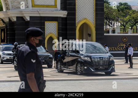 Il nuovo primo ministro malese Ismail Sabri Yaakob si alza da un'auto, mentre parte dopo la cerimonia di inaugurazione, a Kuala Lumpur, Malesia, il 21 agosto 2021. (Foto di Mohd Firdaus/NurPhoto) Foto Stock