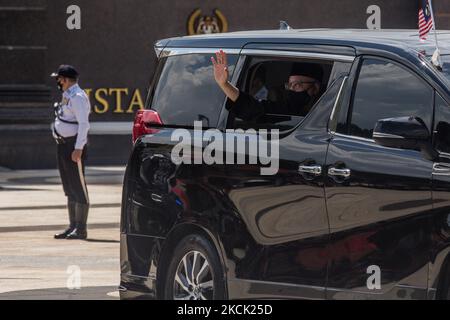 Il nuovo primo ministro malese Ismail Sabri Yaakob si alza da un'auto, mentre parte dopo la cerimonia di inaugurazione, a Kuala Lumpur, Malesia, il 21 agosto 2021. (Foto di Mohd Firdaus/NurPhoto) Foto Stock