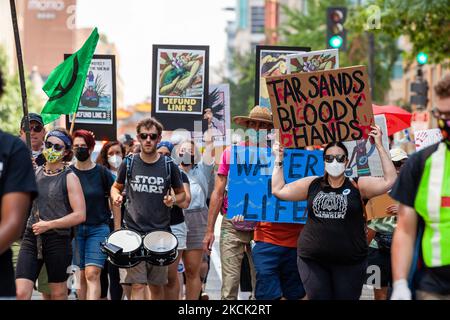 Centinaia di dimostranti protestano contro l'oleodotto Enbridge's Line 3, durante una marcia sponsorizzata da Shut Down DC e Extinction Rebellion. Il gasdotto passa attraverso le terre del trattato e le acque di testa del fiume Mississippi per trasportare il petrolio di sabbie bituminose dal Canada. Il suo impatto ecologico e climatico nei prossimi 50 anni sarà paragonabile alla costruzione e al funzionamento di 50 centrali a carbone. Il 23 agosto 2021 a Washington DC, USA. (Foto di Allison Bailey/NurPhoto) Foto Stock