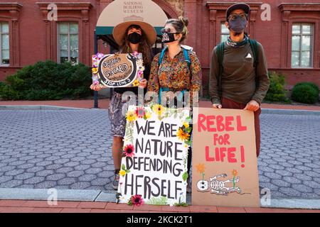 Alcune delle centinaia di dimostranti che protestano contro l'oleodotto Enbridge's Line 3 durante una dimostrazione sponsorizzata da Shut Down DC e Extinction Rebellion. Il gasdotto passa attraverso le terre del trattato e le acque di testa del fiume Mississippi per trasportare il petrolio di sabbie bituminose dal Canada. Il suo impatto ecologico e climatico nei prossimi 50 anni sarà paragonabile alla costruzione e al funzionamento di 50 centrali a carbone. Il 23 agosto 2021 a Washington DC, USA. (Foto di Allison Bailey/NurPhoto) Foto Stock