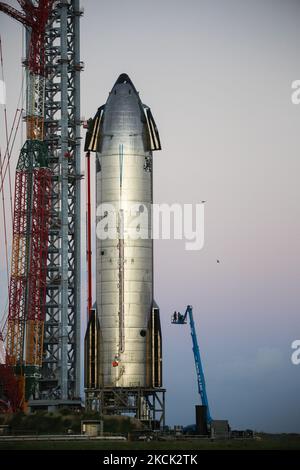 Dopo aver impilato completamente Starship e Super Heavy Booster, il più grande velivolo mai realizzato, SpaceX ha riportato il booster all'High Bay per i test finali, mentre Starship SN20 rimane sul sito di lancio per i test finali e l'applicazione di piastrelle termoresistenti per il suo rientro nell'atmosfera dopo il lancio. La torre di lancio orbitale è ora completamente impilata e attende le braccia retrattili che SpaceX prevede di attaccare nei prossimi giorni. sn15 e SN16 si siedono dietro il sito di costruzione e la torre di lancio orbitale attende l'attacco delle sue braccia retrattili nei prossimi pochi Foto Stock