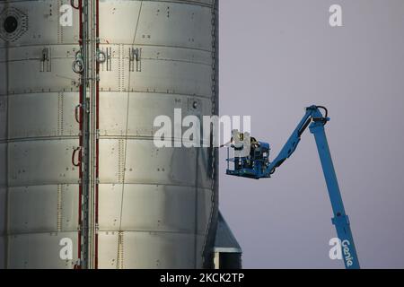 Dopo aver impilato completamente Starship e Super Heavy Booster, il più grande velivolo mai realizzato, SpaceX ha riportato il booster all'High Bay per i test finali, mentre Starship SN20 rimane sul sito di lancio per i test finali e l'applicazione di piastrelle termoresistenti per il suo rientro nell'atmosfera dopo il lancio. La torre di lancio orbitale è ora completamente impilata e attende le braccia retrattili che SpaceX prevede di attaccare nei prossimi giorni. sn15 e SN16 si siedono dietro il sito di costruzione e la torre di lancio orbitale attende l'attacco delle sue braccia retrattili nei prossimi pochi Foto Stock