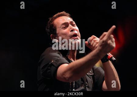 La cantante egiziana Hakim si esibisce durante un concerto all'aperto tenuto in occasione del Luminato Festival of Arts di Toronto (Canada), 18 giugno 2011. Hakim è conosciuto come 'il Leone dell'Egitto' ed è il re riconosciuto del pop di strada egiziano denominato shia'bi. (Foto di Creative Touch Imaging Ltd./NurPhoto) Foto Stock