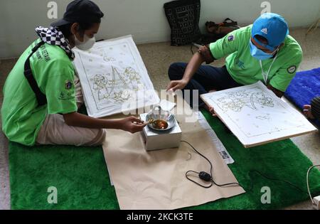 Le persone con disabilità sono addestrate in batik nella sala dell'edificio Balai Pustaka, Palmeriam, Matraman, Giacarta Est, Indonesia il 24 agosto 2021. Nell'attività ai partecipanti è stato insegnato come fare batik con cantare. Hanno fatto parecchie immagini quali le mascotte e i carri di perforazione di petrolio, ondel-ondel, Monas e così via. Tutti i partecipanti sono residenti e studenti del Distretto di Matraman che hanno esigenze particolari. L'evento è programmato per durare fino a mercoledì. Tuttavia, se possibile, continuerà per 24 giorni. (Foto di Dasril Roszandi/NurPhoto) Foto Stock