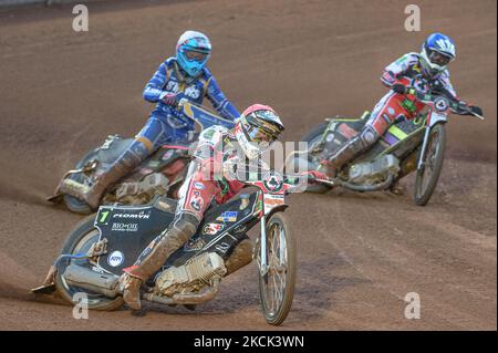 DaN Bewley (rosso) guida Thomas Jorgensen (bianco) e Tom Brennan (blu) durante la partita della SGB Premiership tra Belle Vue Aces e King's Lynn Stars al National Speedway Stadium di Manchester, Regno Unito, il 23rd agosto 2021. (Foto di Ian Charle/MI News/NurPhoto) Foto Stock