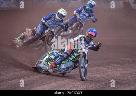 JYE Etheridge (blu) guida Kasper Andersen (giallo) e Thomas Jorgensen (bianco) durante la partita SGB Premiership tra Belle Vue Aces e King's Lynn Stars al National Speedway Stadium di Manchester, Regno Unito, il 23rd agosto 2021. (Foto di Ian Charle/MI News/NurPhoto) Foto Stock