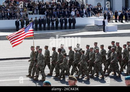 I militari STATUNITENSI della Guardia Nazionale dell'Esercito di Washington prendono parte a una parata militare per la celebrazione della Giornata dell'Indipendenza nel centro di Kyiv, Ucraina il 24 agosto 2021. L'Ucraina celebra il 30th° anniversario della sua indipendenza il 24 agosto 2021. (Foto di Str/NurPhoto) Foto Stock