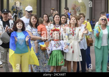 La gente saluta i veterani di guerra ucraini nell'Ucraina orientale partecipando alla marcia dei difensori dell'Ucraina, dedicata al 30th° anniversario dell'indipendenza, a Kyiv, Ucraina, 24 agosto 2021 (Foto di Maxym Marusenko/NurPhoto) Foto Stock