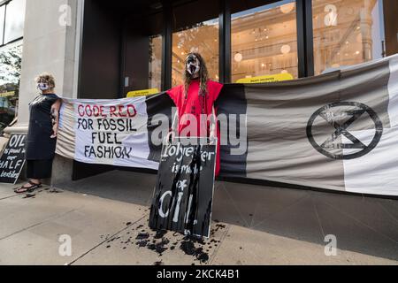 LONDRA, REGNO UNITO - 24 AGOSTO 2021: Attivisti ambientali di Extinction Rebellion protestano al di fuori del grande magazzino Selfridges di Oxford Street contro la dipendenza dell'industria della moda da tessuti sintetici in poliestere e nylon prodotti dal petrolio in mezzo a crisi climatica ed emergenza ecologica il 24 agosto 2021 a Londra, Inghilterra. (Foto di Wiktor Szymanowicz/NurPhoto) Foto Stock