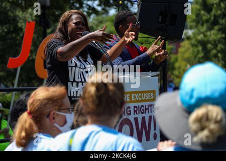 LaTosha Brown, co-fondatore di Black votanti Matter, parla a un raduno dei diritti di voto vicino alla Casa Bianca il 24 agosto 2021 (Foto di Bryan Olin Dozier/NurPhoto) Foto Stock