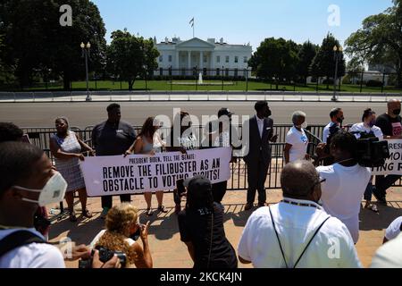I dimostranti stringono i polsi a una recinzione di fronte alla Casa Bianca il 24 agosto 2021, come parte di una protesta di disobbedienza civile che chiede al presidente Biden di intraprendere azioni a sostegno dei diritti di voto (Foto di Bryan Olin Dozier/NurPhoto) Foto Stock