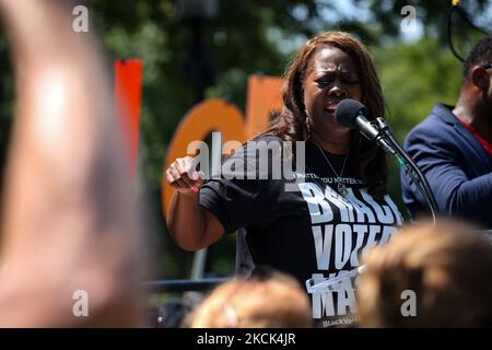 LaTosha Brown, co-fondatore di Black votanti Matter, parla a un raduno dei diritti di voto vicino alla Casa Bianca il 24 agosto 2021 (Foto di Bryan Olin Dozier/NurPhoto) Foto Stock