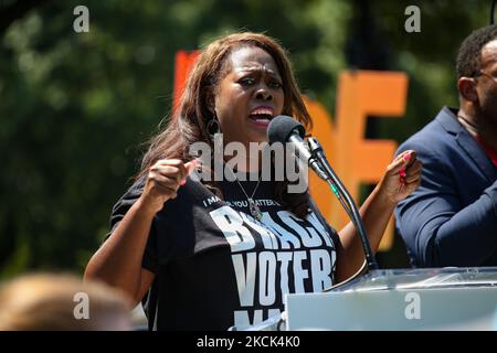 LaTosha Brown, co-fondatore di Black votanti Matter, parla a un raduno dei diritti di voto vicino alla Casa Bianca il 24 agosto 2021 (Foto di Bryan Olin Dozier/NurPhoto) Foto Stock