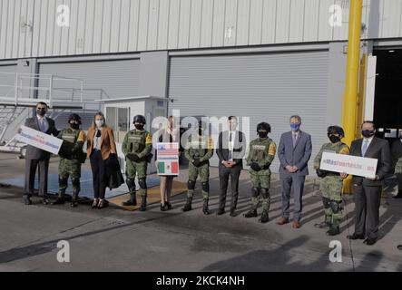 Squadra diplomatica dell'Ambasciata degli Stati Uniti in Messico e autorità messicane all'Aeroporto Internazionale di Toluca, Stato del Messico, durante lo sbarco di una spedizione di un milione 750 mila vaccini Moderna contro COVID-19, provenienti da Memphis, Tennessee, Donato dal governo degli Stati Uniti in Messico per continuare con il piano nazionale di vaccinazione contro il virus SARS-COV-2 per ridurre le infezioni, le ospedalizzazioni e le morti causate dalla pandemia. Il 24 agosto 2021 a Città del Messico. (Foto di Gerardo Vieyra/NurPhoto) Foto Stock