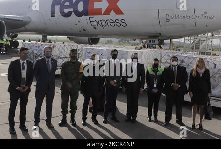 Squadra diplomatica dell'Ambasciata degli Stati Uniti in Messico e autorità messicane all'Aeroporto Internazionale di Toluca, Stato del Messico, durante lo sbarco di una spedizione di un milione 750 mila vaccini Moderna contro COVID-19, provenienti da Memphis, Tennessee, Donato dal governo degli Stati Uniti in Messico per continuare con il piano nazionale di vaccinazione contro il virus SARS-COV-2 per ridurre le infezioni, le ospedalizzazioni e le morti causate dalla pandemia. Il 24 agosto 2021 a Città del Messico. (Foto di Gerardo Vieyra/NurPhoto) Foto Stock