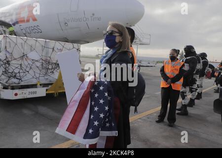 Una squadra diplomatica dell'Ambasciata degli Stati Uniti in Messico detiene una bandiera presso l'Aeroporto Internazionale di Toluca, Stato del Messico, durante lo sbarco di una spedizione di un milione e 750 mila vaccini Moderna contro COVID-19, provenienti da Memphis, Tennessee, Donato dal governo degli Stati Uniti in Messico per continuare con il piano nazionale di vaccinazione contro il virus SARS-COV-2 per ridurre le infezioni, le ospedalizzazioni e le morti causate dalla pandemia. Il 24 agosto 2021 a Città del Messico. (Foto di Gerardo Vieyra/NurPhoto) Foto Stock
