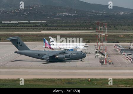 Royal Canadian Air Force Boeing C-17 III come visto parcheggiato al grembiule dell'aeroporto internazionale di Atene ATH LGAV vicino a un RAF Airbus A400, skyexpress e Aegean Airlines Airbus A320neo. Il C17 è un grande aereo da trasporto militare. Il tipo ha recentemente partecipato all'operazione di evacuazione all'aeroporto di Kabul in Afghanistan per evacuare le truppe straniere talebane e i locali. Il trasporto è in servizio con le forze aeree degli Stati Uniti insieme con le armi aeree dell'India, del Regno Unito, dell'Australia, del Canada, del Qatar, Gli Emirati Arabi Uniti, il Kuwait e l'organizzazione multilaterale europea Heavy Airlift W. Foto Stock