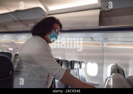 I passeggeri all'interno della cabina di un aeroplano sbarcheranno di un Aegean Airlines Airbus A320neo dopo un volo nazionale da Atene, mentre saranno visti indossare maschere protettive per il viso a causa della pandemia di Coronavirus del Covid-19 all'aeroporto internazionale di Salonicco Makedonia SKG LGTS. La Grecia ha individuato la mutazione del Delta in giugno e oggi questa variante di Covid è la maggior parte dei casi, il paese ha imposto nuove misure e blocchi locali cercando di rilanciare il programma di vaccinazione pure. L'aeroporto di Salonicco è di proprietà del governo greco, ma è gestito con un leasing a lungo termine da Fraport Greece, filiale Foto Stock