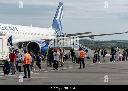 I passeggeri sbarcheranno di un Aegean Airlines Airbus A320neo a piedi verso il terminal dell'aeroporto dopo un volo nazionale da Atene, mentre sono visti indossare maschere protettive per il viso a causa della pandemia di Coronavirus Covid-19 all'aeroporto internazionale di Salonicco Makedonia SKG LGTS. La Grecia ha individuato la mutazione del Delta in giugno e oggi questa variante di Covid è la maggior parte dei casi, il paese ha imposto nuove misure e blocchi locali cercando di rilanciare il programma di vaccinazione pure. L'aeroporto di Salonicco è di proprietà del governo greco, ma è gestito con un contratto di locazione a lungo termine da Fraport Greece, subsi Foto Stock