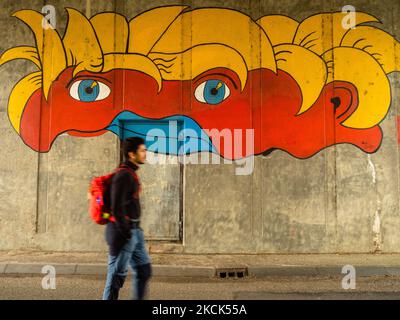 Un uomo passa davanti a un pareggio all'interno di un tunnel durante una giornata di pioggia, nei Paesi Bassi, il 19th agosto 2021. (Foto di Romy Arroyo Fernandez/NurPhoto) Foto Stock