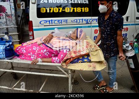 Un parente trasporta un paziente Covid-19 al Dacca Medical Collage and Hospital per l'ammissione per ottenere il trattamento durante la pandemia di coronavirus a Dacca, Bangladesh, il 25 agosto 2021 (Foto di Mamunur Rashid/NurPhoto) Foto Stock