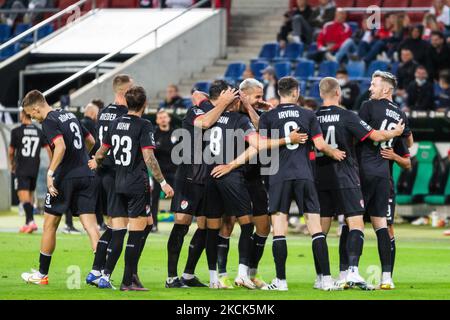 Albion Vrenezi di Tuerkguecue Muenchen festeggia con i compagni di squadra dopo aver segnato il terzo gol della sua squadra durante gli anni '3. Liga match tra TSV Havelse e Tuerkguecue Muenchen all'HDI-Arena il 25 agosto 2021 ad Hannover, Germania. (Foto di Peter Niedung/NurPhoto) Foto Stock