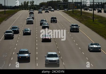 Una vista generale del trafficato Calgary Trail che entra a Edmonton da sud lungo l'autostrada 2, l'entrata più trafficata della città. Mercoledì 24 agosto 2021, a Edmonton, Alberta, Canada. (Foto di Artur Widak/NurPhoto) Foto Stock