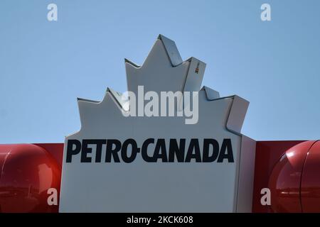 Petro - Canada segno fuori da una stazione di benzina a Edmonton Sud. Mercoledì 24 agosto 2021, a Edmonton, Alberta, Canada. (Foto di Artur Widak/NurPhoto) Foto Stock