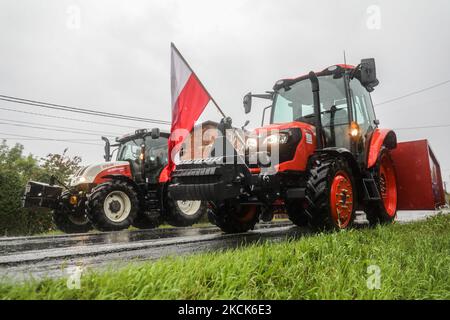 Trattori degli agricoltori del gruppo AGROUnia stanno bloccando la strada nel villaggio di Wawrzenczyce, vicino a Cracovia, Polonia il 24 agosto 2021. I blocchi stradali sono stati organizzati dal gruppo AGROUNIA in tutto il paese. Gli agricoltori hanno chiesto di parlare con il governo dei cambiamenti nella politica agricola. (Foto di Beata Zawrzel/NurPhoto) Foto Stock