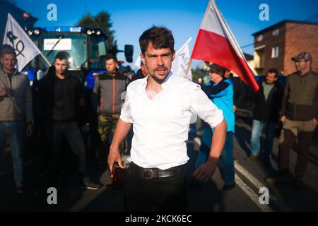 Michal Kolodziejczak, il leader del gruppo AGROUnia, parla durante il blocco organizzato dagli agricoltori nel villaggio di Wawrzenczyce, vicino a Cracovia, Polonia il 25 agosto 2021. I blocchi stradali sono stati organizzati dal gruppo AGROUNIA in tutto il paese. Gli agricoltori hanno chiesto di parlare con il governo dei cambiamenti nella politica agricola. (Foto di Beata Zawrzel/NurPhoto) Foto Stock