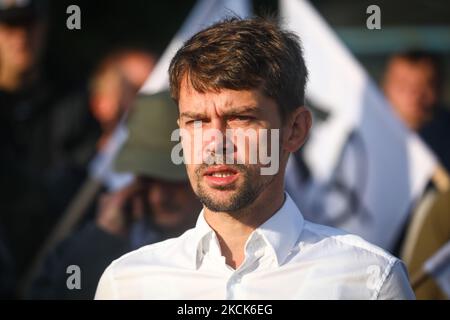 Michal Kolodziejczak, il leader del gruppo AGROUnia, parla durante il blocco organizzato dagli agricoltori nel villaggio di Wawrzenczyce, vicino a Cracovia, Polonia il 25 agosto 2021. I blocchi stradali sono stati organizzati dal gruppo AGROUNIA in tutto il paese. Gli agricoltori hanno chiesto di parlare con il governo dei cambiamenti nella politica agricola. (Foto di Beata Zawrzel/NurPhoto) Foto Stock