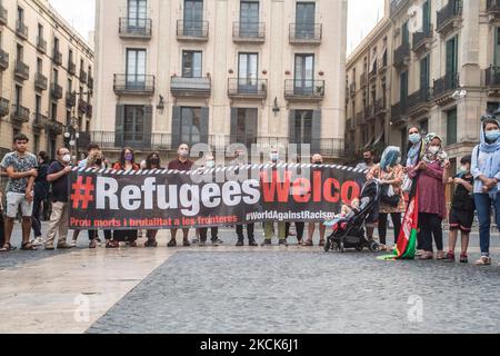 I manifestanti sono visti con un segno che dice, rifugiati Benvenuto. L'associazione afghana di Barcellona ha dimostrato di fronte alla Generalitat della Catalogna di chiedere al governo la protezione e l'evacuazione delle loro famiglie rimaste in Afghanistan. (Foto di DAX Images/NurPhoto) Foto Stock