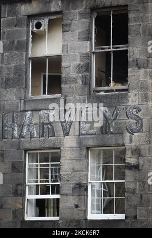 Una vista generale dell'Elephant House Cafe sul ponte George IV il 26 agosto 2021 a Edimburgo, Scozia. Il caffè famoso per essere il luogo in cui JK Rowlin scrisse parti della serie di Harry Potter fu danneggiato nelle prime ore di agosto 24 dopo un incendio iniziato in un edificio vicino. (Foto di Ewan Bootman/NurPhoto) Foto Stock