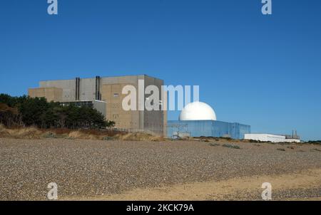 Reattori nucleari Sizewell A Magnox (sinistra) e Sizewell B PWR (destra), Sizewell Beach, Suffolk, Inghilterra Foto Stock