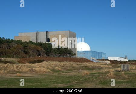 Reattori nucleari Sizewell A Magnox (sinistra) e Sizewell B PWR (destra), Sizewell Beach, Suffolk, Inghilterra Foto Stock