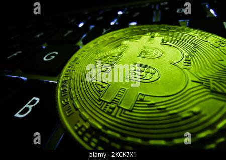 La rappresentazione di Bitcoin e di una tastiera per computer portatile sono visibili in questa foto di illustrazione scattata a Cracovia il 26 agosto 2021. (Foto di Jakub Porzycki/NurPhoto) Foto Stock