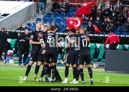 Albion Vrenezi (secondo da destra) di Tuerkguecue Muenchen festeggia con i compagni di squadra dopo aver segnato il terzo gol della sua squadra durante gli anni '3. Liga match tra TSV Havelse e Tuerkguecue Muenchen all'HDI-Arena il 25 agosto 2021 ad Hannover, Germania. (Foto di Peter Niedung/NurPhoto) Foto Stock