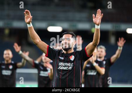 Uenal Tosun di Tuerkguecue Muenchen festeggia con i suoi fan dopo aver vinto la 3. Liga match tra TSV Havelse e Tuerkguecue Muenchen all'HDI-Arena il 25 agosto 2021 ad Hannover, Germania. (Foto di Peter Niedung/NurPhoto) Foto Stock