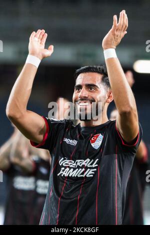 Uenal Tosun di Tuerkguecue Muenchen festeggia con i suoi fan dopo aver vinto la 3. Liga match tra TSV Havelse e Tuerkguecue Muenchen all'HDI-Arena il 25 agosto 2021 ad Hannover, Germania. (Foto di Peter Niedung/NurPhoto) Foto Stock