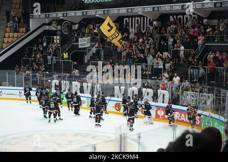 lugano festeggia la vittoria Lugano Hockey Champions Hockey League Match HC Lugano vs Skelleftea AIK stagione 2021/2022 il 27 agosto nella Corner Arena di Lugano, Swizzerland. (Foto di Fabio Averna/NurPhoto) Foto Stock