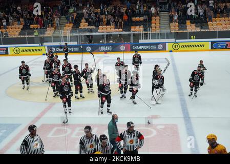 lugano festeggia la vittoria Lugano Hockey Champions Hockey League Match HC Lugano vs Skelleftea AIK stagione 2021/2022 il 27 agosto nella Corner Arena di Lugano, Swizzerland. (Foto di Fabio Averna/NurPhoto) Foto Stock