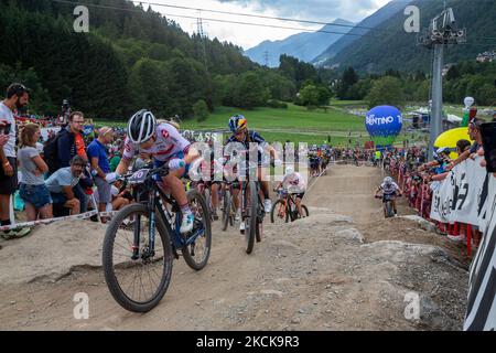 I ciclisti si sfidano durante il Cross Country Short Track XCC in occasione dei Campionati Mondiali MTB 2021, evento Mountain Bike il 26 agosto 2021 in Val di Sole. (Foto di Javier Martinez de la Puente/NurPhoto) Foto Stock