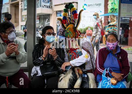 Il diavolo prende la città di Quito, Ecuador, il 27 agosto 2021. Diversi artisti travestiti come tradizionali diavoli ecuadoriani e prendere la capitale per sfilare al ritmo di canzoni felici. Questo evento si svolge ogni anno per il mese di agosto. (Foto di Rafael Rodriguez/NurPhoto) Foto Stock