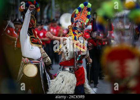 Il diavolo prende la città di Quito, Ecuador, il 27 agosto 2021. Diversi artisti travestiti come tradizionali diavoli ecuadoriani e prendere la capitale per sfilare al ritmo di canzoni felici. Questo evento si svolge ogni anno per il mese di agosto. (Foto di Rafael Rodriguez/NurPhoto) Foto Stock