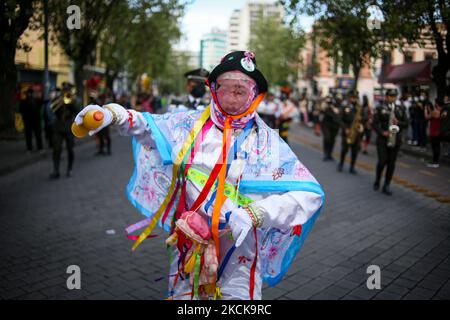 Il diavolo prende la città di Quito, Ecuador, il 27 agosto 2021. Diversi artisti travestiti come tradizionali diavoli ecuadoriani e prendere la capitale per sfilare al ritmo di canzoni felici. Questo evento si svolge ogni anno per il mese di agosto. (Foto di Rafael Rodriguez/NurPhoto) Foto Stock