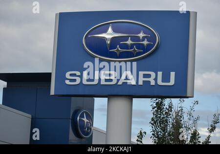 Logo Subaru visto all'esterno di una concessionaria Subaru a South Edmonton. Martedì 17 agosto 2021, a Edmonton, Alberta, Canada. (Foto di Artur Widak/NurPhoto) Foto Stock