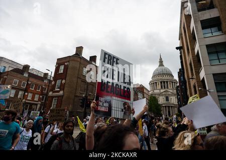 Gli attivisti del clima della ribellione di estinzione hanno una marcia nazionale per i diritti degli animali a Londra, Gran Bretagna, 28 agosto 2021. Il gruppo d'azione sul clima Extinction Rebellion (XR) ha organizzato più azioni nell'arco di due settimane a partire dall'agosto 23rd 2021, con l'obiettivo di sconvolgere la città di Londra e di spingersi oltre, e di mettere il cambiamento climatico in cima all'agenda in vista del vertice del COP26 che si terrà nel Regno Unito alla fine di quest'anno. (Foto di Maciek Musialek/NurPhoto) Foto Stock