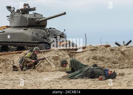 Atterraggio sulla spiaggia di Omaha rievocazione durante il D-Day Hel festival è visto a Hel, Polonia, il 28 agosto 2021 D-Day Hel è un evento organizzato dalla Fondazione di tecnologia militare storica, che si riferisce alla più grande operazione di atterraggio nella storia della seconda guerra mondiale in Normandia, Francia. M4 serbatoio Sherman è visto. (Foto di Michal Fludra/NurPhoto) Foto Stock